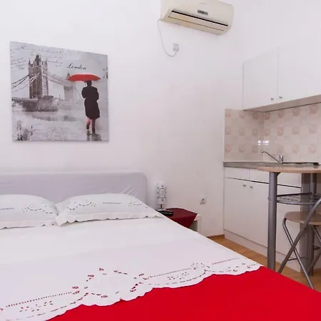 Apartment Dragutin - 80m From Sea Trogir